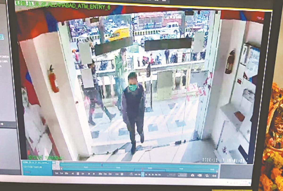 Bike rider was also involved in blowing eight lakhs from the bank