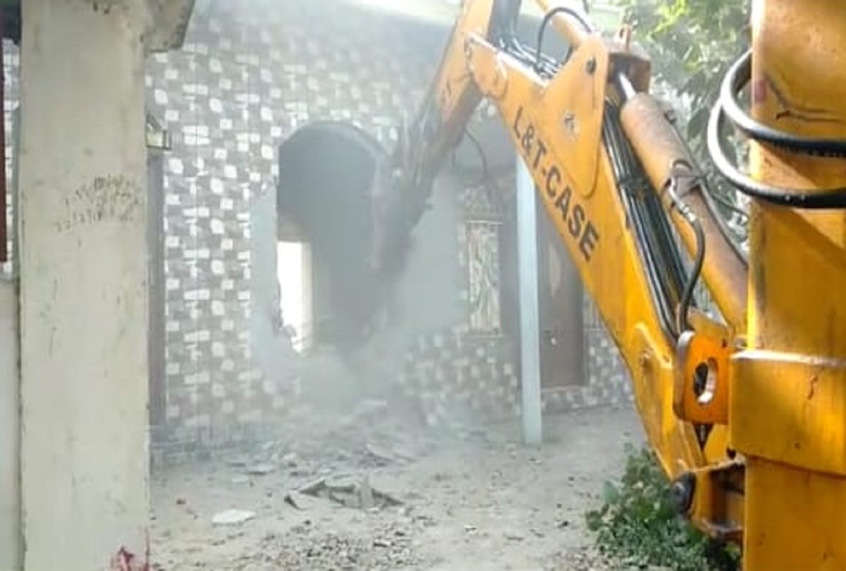 Raju Pal murder accused Farhan roars bulldozer at home