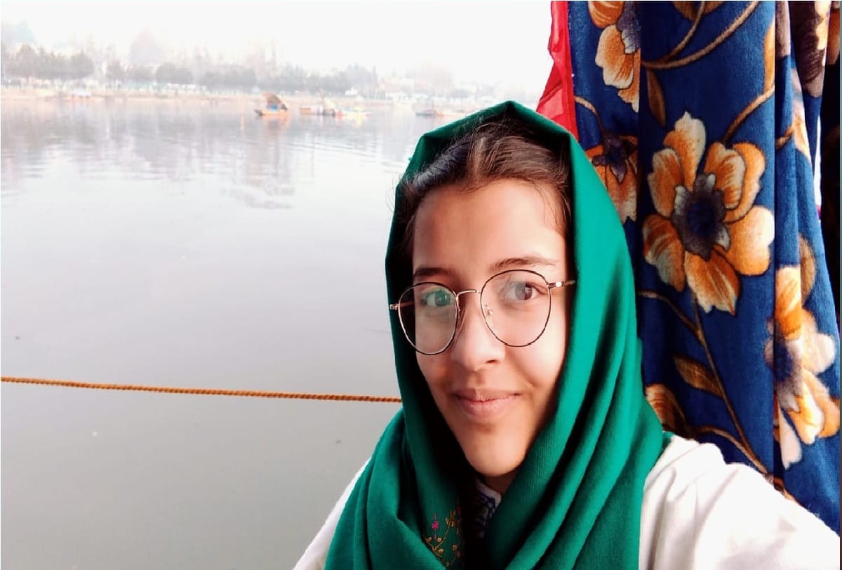 priya kaur 15 year old girl from Srinagar reaches hot seat of KBC