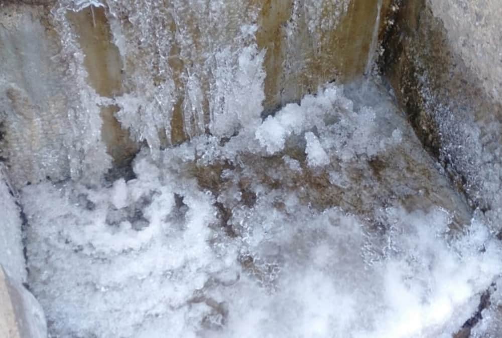 Weather Forecast Today Update in Uttarakhand: Waterfall become Snow and Frost Freeze on Tree after bitter cold