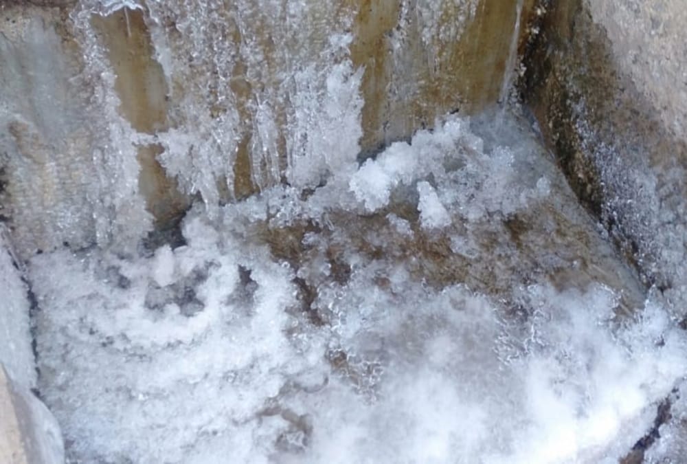 Weather Forecast Today Update in Uttarakhand: Waterfall become Snow and Frost Freeze on Tree after bitter cold