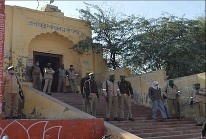 Hathras News: बिटिया प्रकरण में सुप्रीम कोर्ट की अधिवक्ता ने की बहस, अगली सुनवाई 9 फरवरी को कोर्ट के बाहर तैनात सुरक्षाबल
