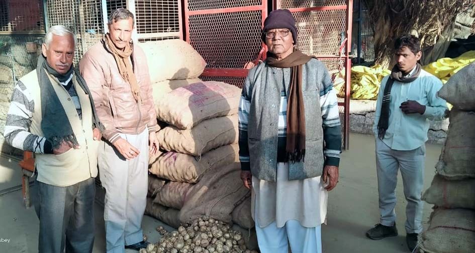 khudaee mein tejee aate hee gire aaloo ke bhaav