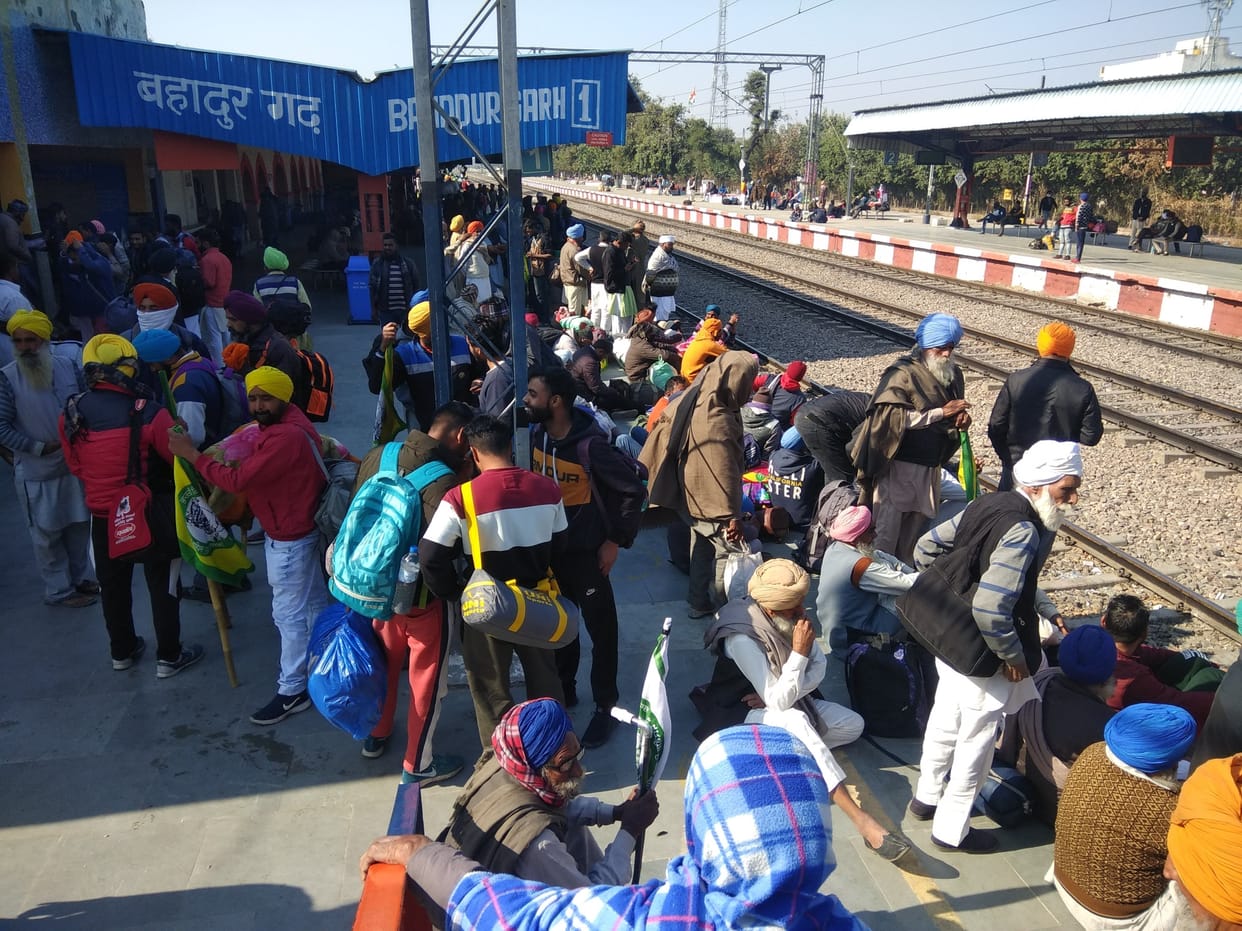 The crowd of farmers is growing continuously on the Tiki border