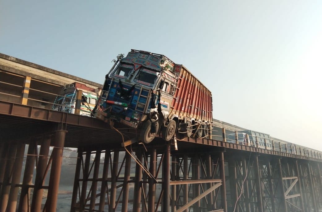 Truck saved from overturning in Karmnasha river by steel bridge