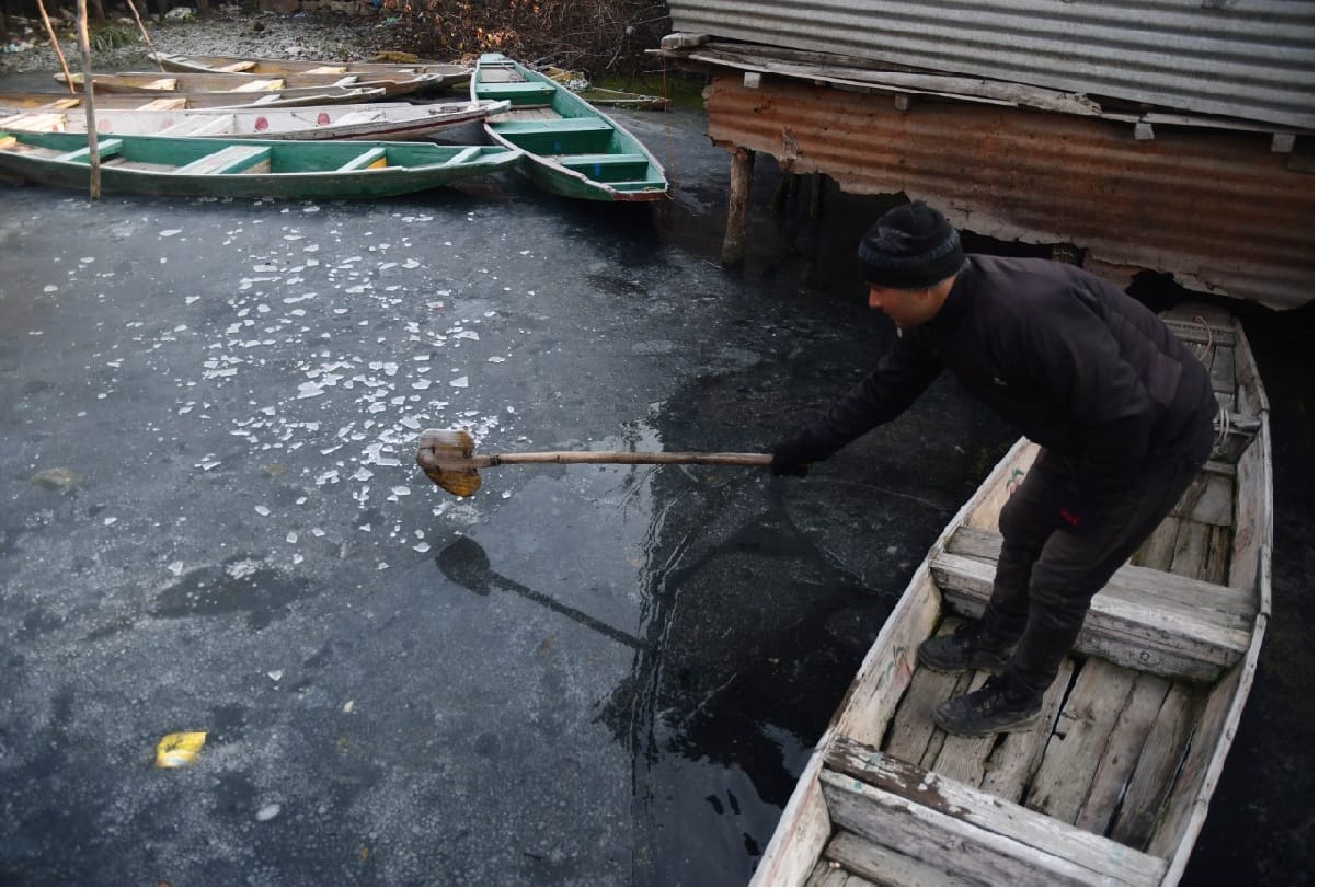 Weather Forecast Today Update in Jammu Kashmir weather jammu kashmir Dal Lake in Srinagar freezes amid severe winter
