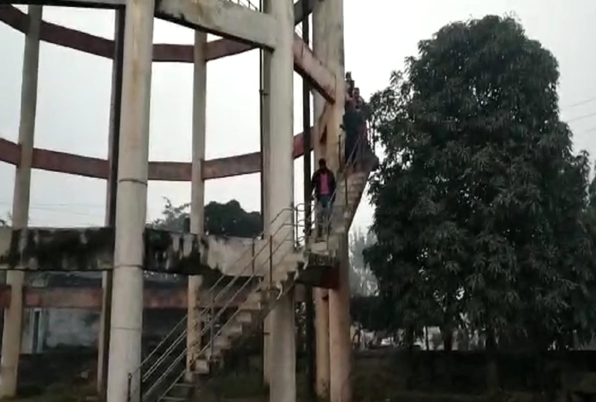 Farmers climbed water tank for compensation in gorakhpur