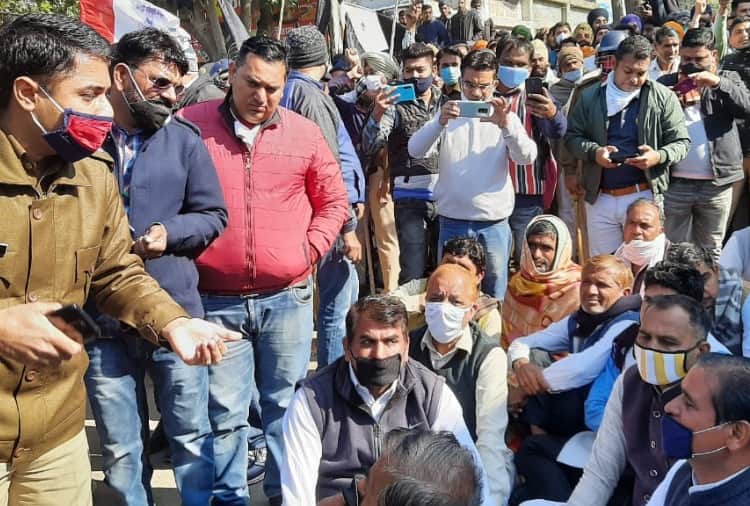 Farmers protest against BJP leaders fasting in Haryana