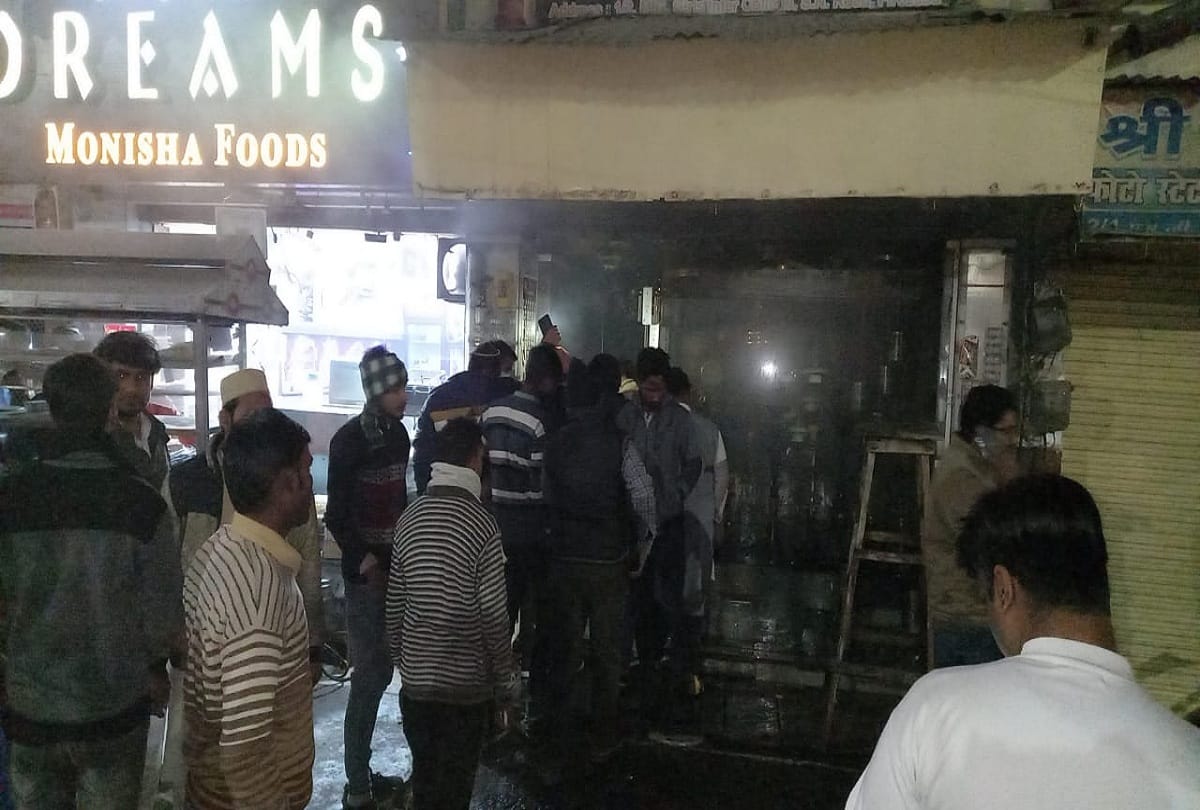 Fire in glass showroom in Firozabad