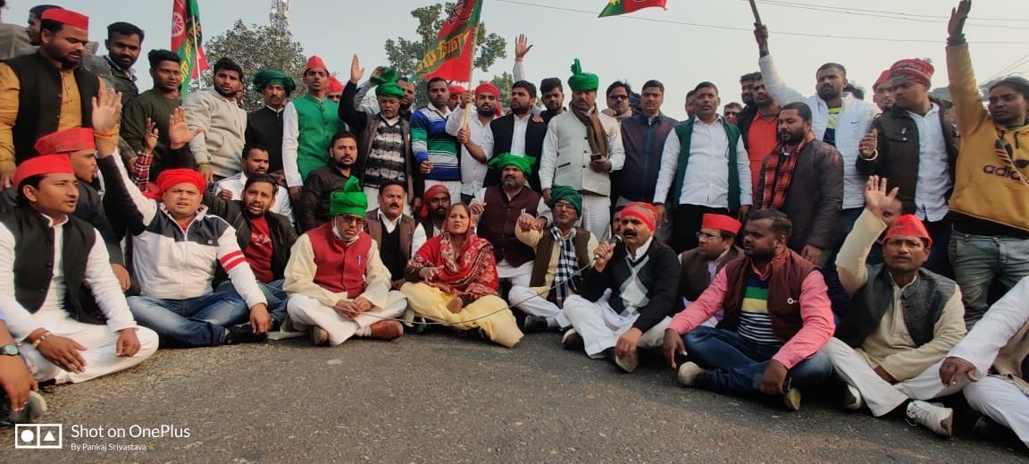 samajwadi party worker launches tractor rally