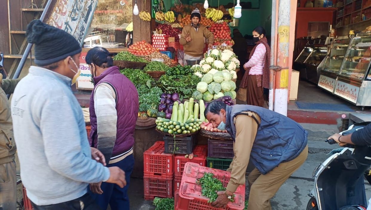 Nagar Panchayat confiscated goods of 15 encroachers