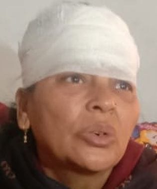 A robber in the house by taking a businessman as a hostage