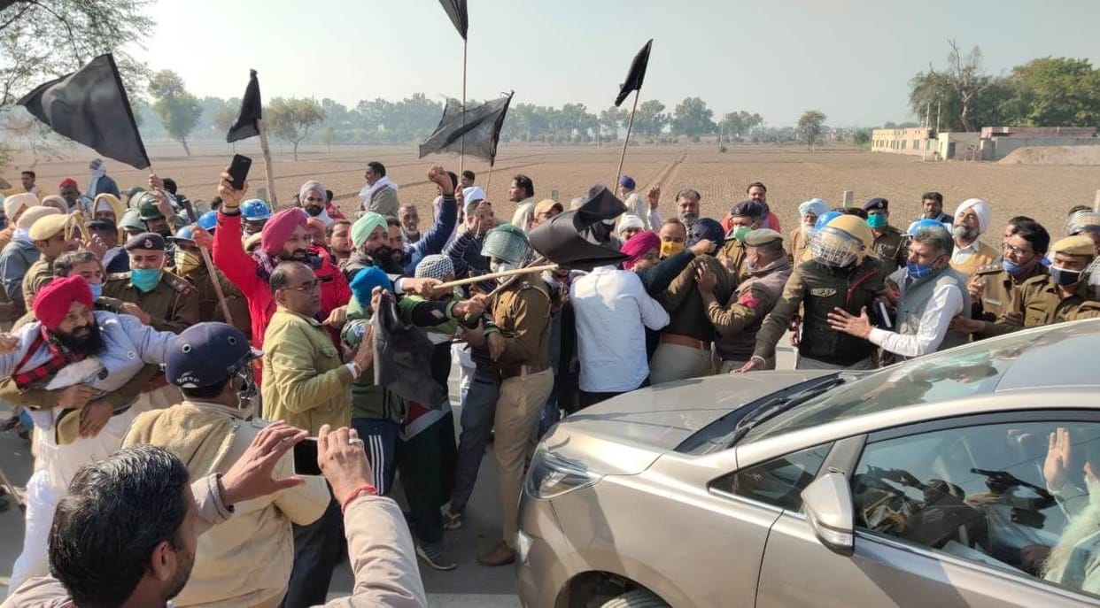 Farmers encircle the vehicles of fasting BJP leaders, showing black flags