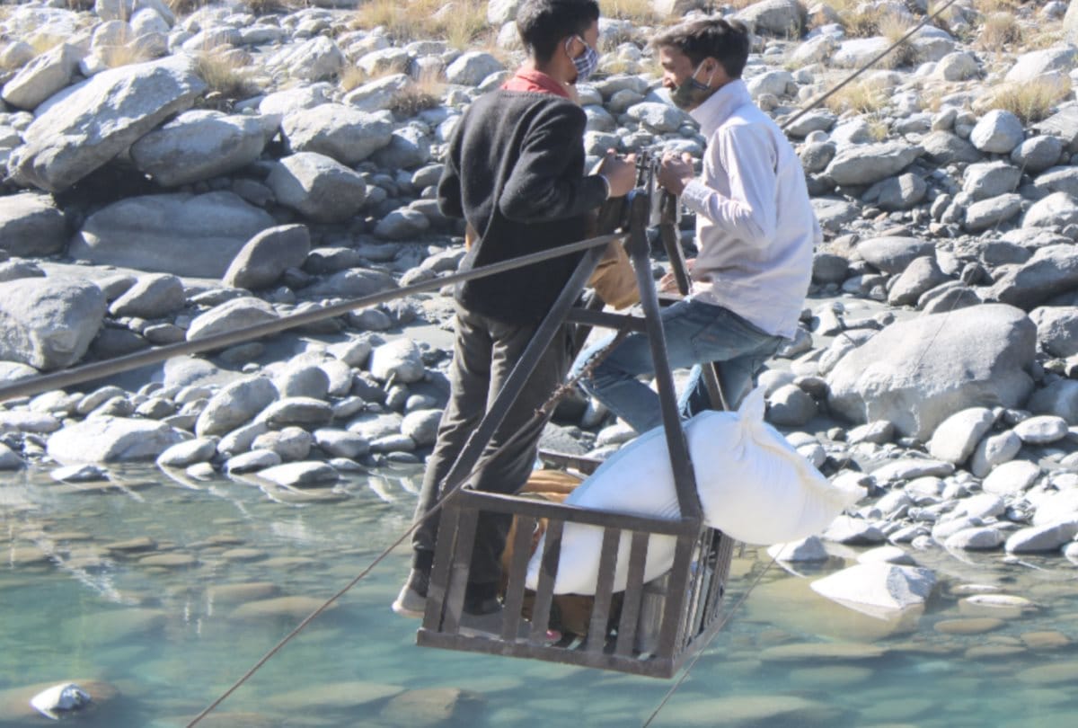 Residents of this village reach the city putting their lives at risk every day in himachal,
