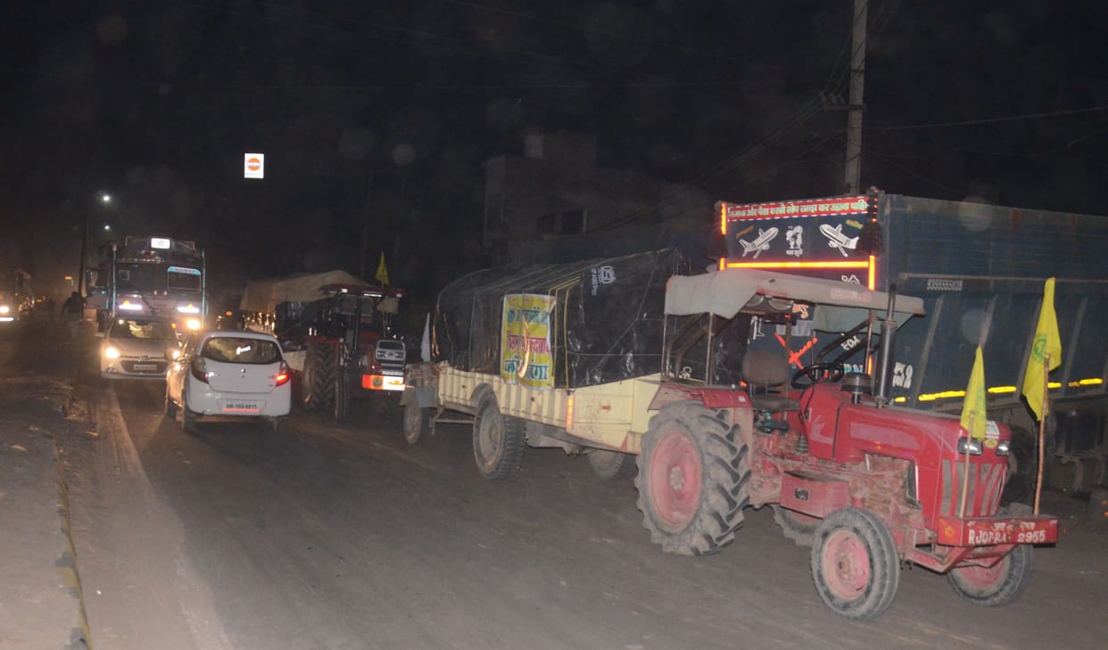 Rajasthan farmers jam 40-minute NH-334B in Charkhi Dadri on the administration's route divert
