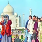 ताजमहल पर सेल्फी लेते पर्यटक