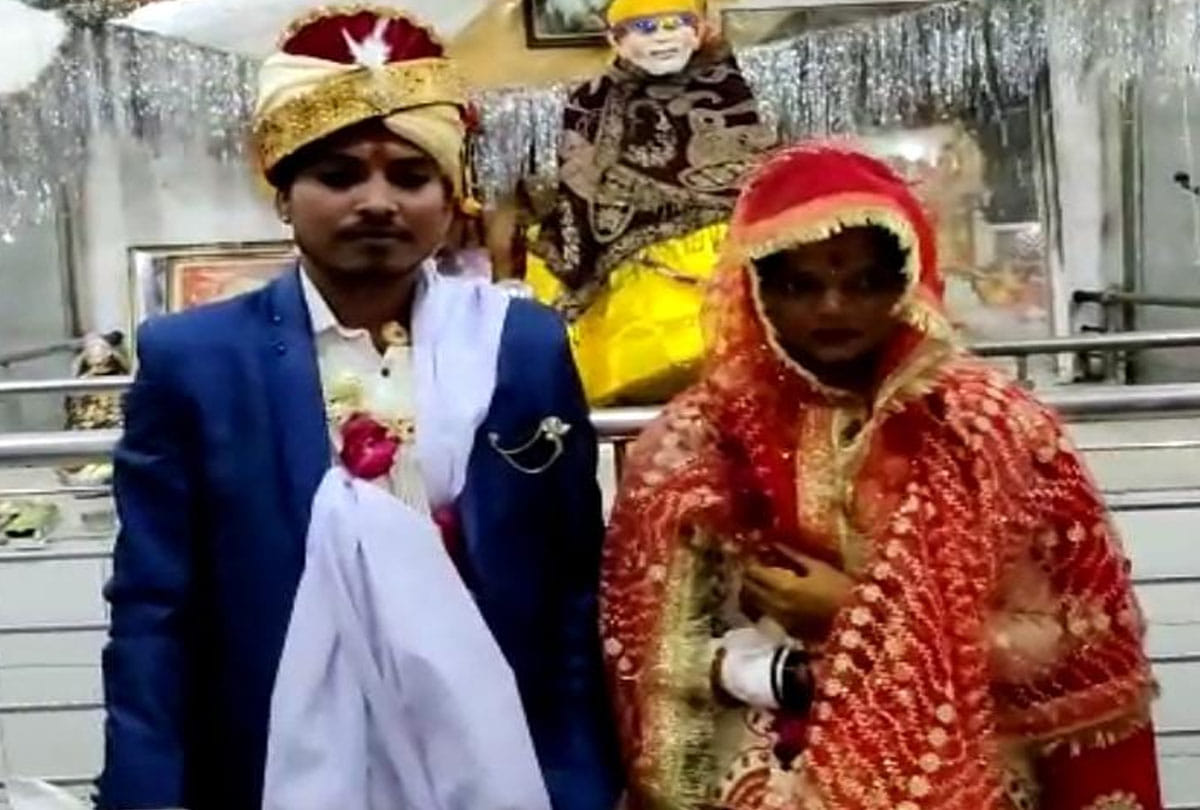 Lover couple got married in the temple in auraiya