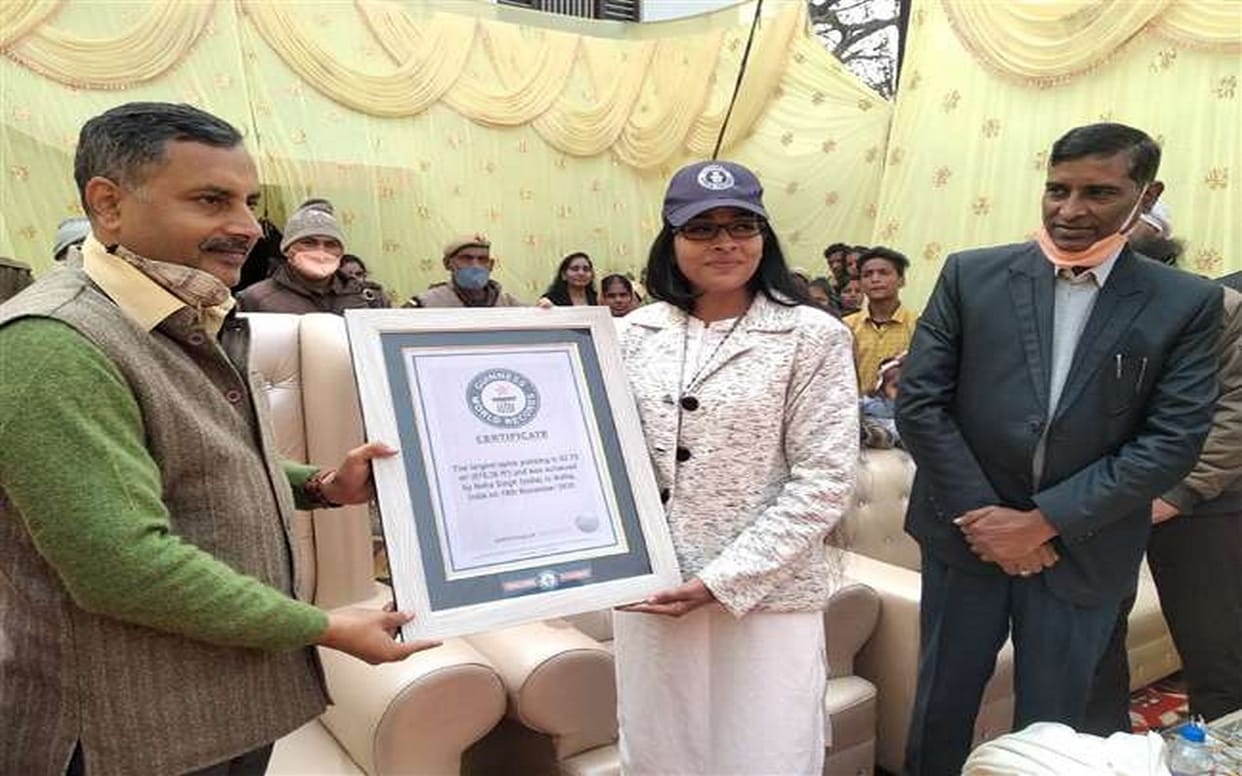 Neha of Ballia made name in Guinness Book by painting with mineral colors