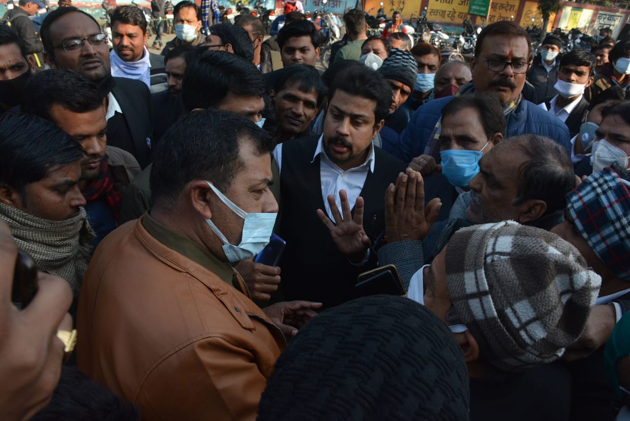 Aligarh: Protest jammed at civil gate in protest against the lawsuit