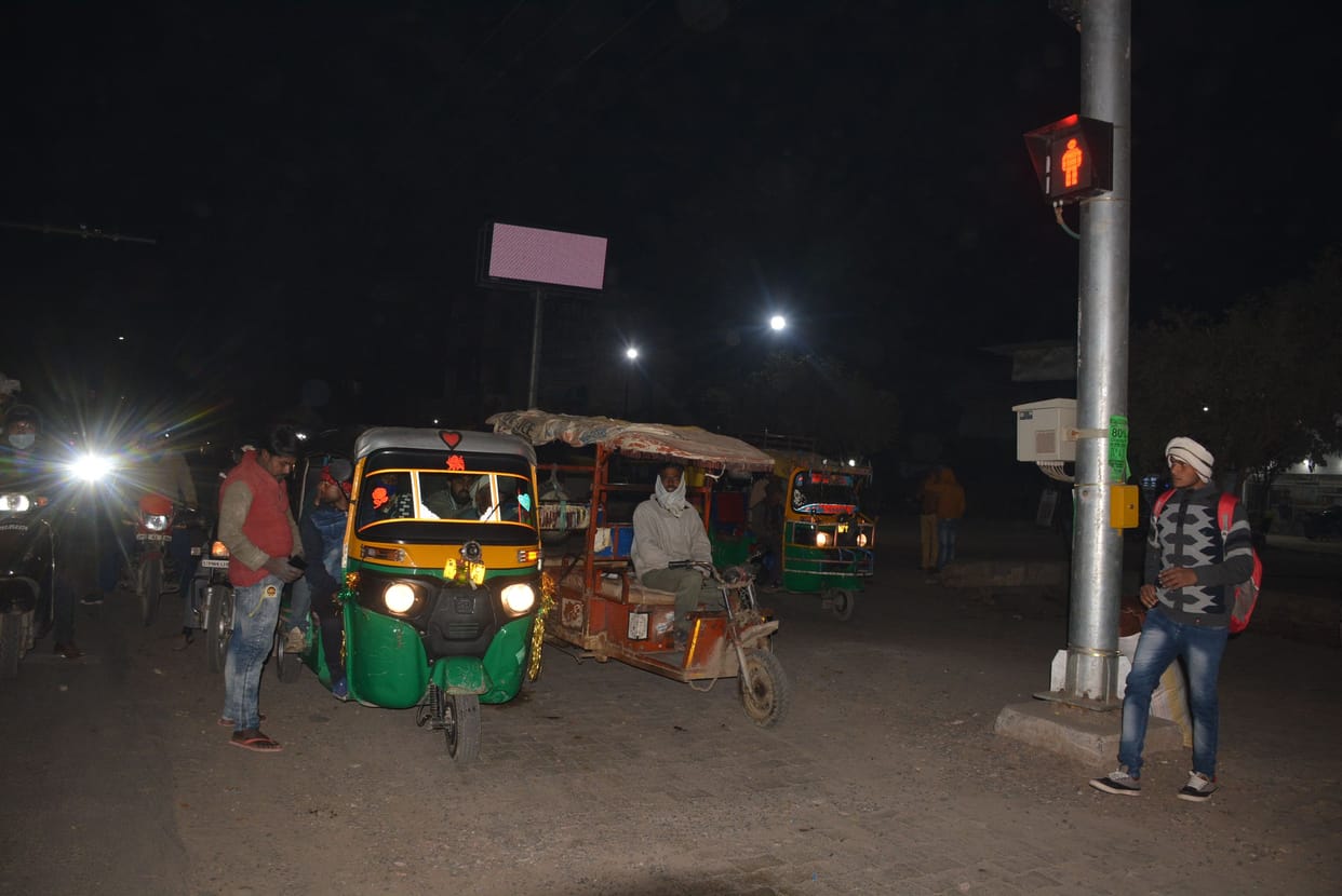 Aligarh: Stop line, zebra crossing missing, difficulty in seeing light