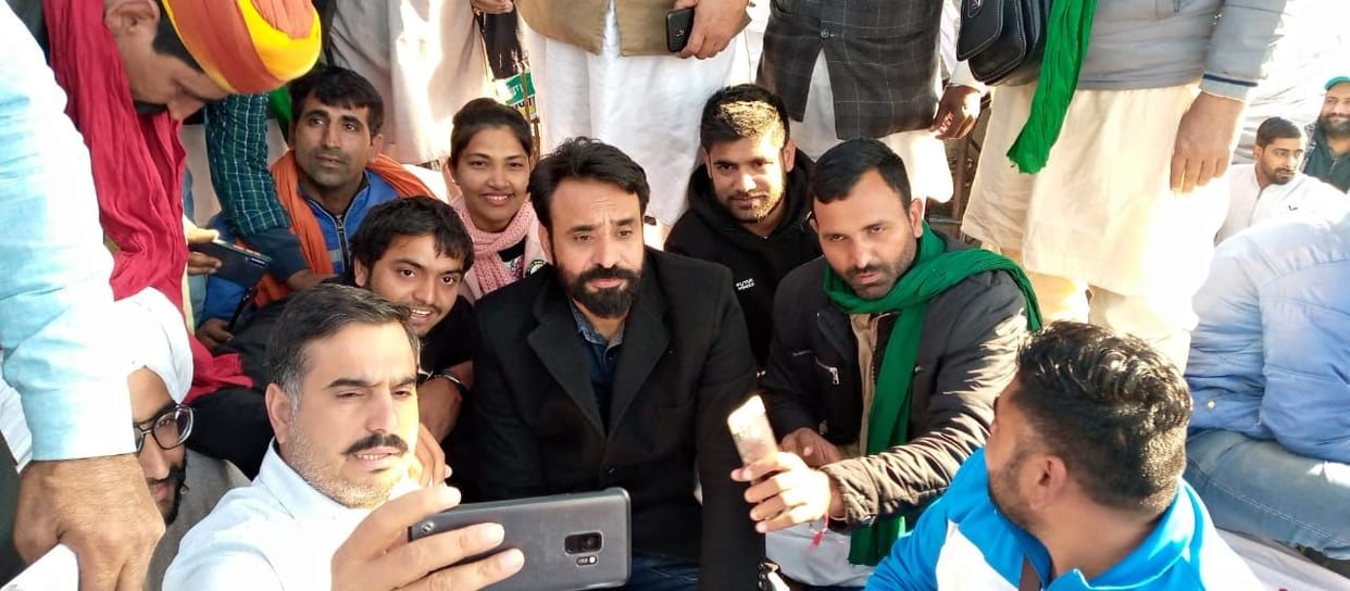 Many artists including Bablu Maan, Gul Panag came to the dharna venue running on the Tikri border