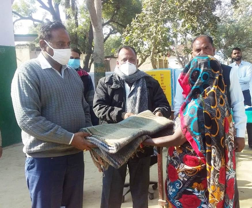 SDM distributed Blanket, nagar panchayat burn Hiter