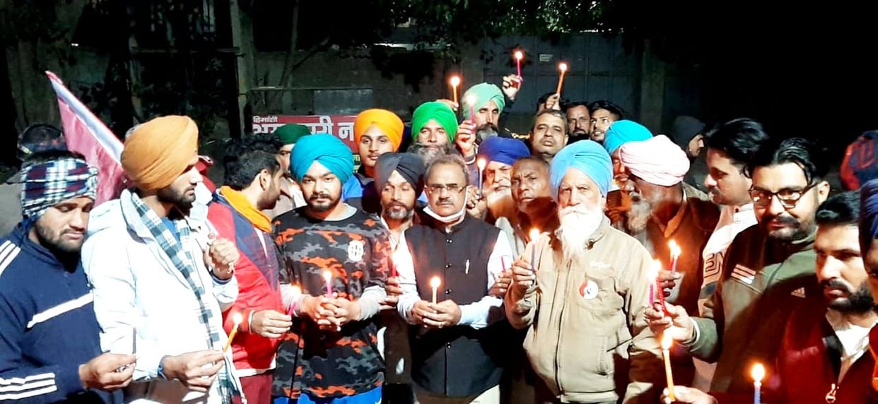Tribute to farmers who lost their lives in the movement of candles