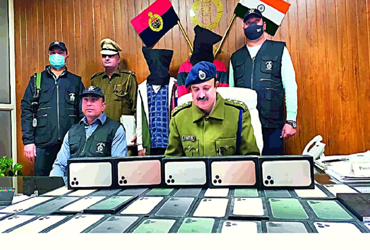 Two persons arrested who worked at Amazon warehouse in Bilaspur Accused steal 76 iPhones and 2 Samsung mobiles