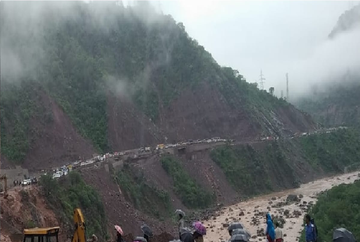 Jammu-Srinagar highway affected from morning till noon, trucks not allowed to go to the valley