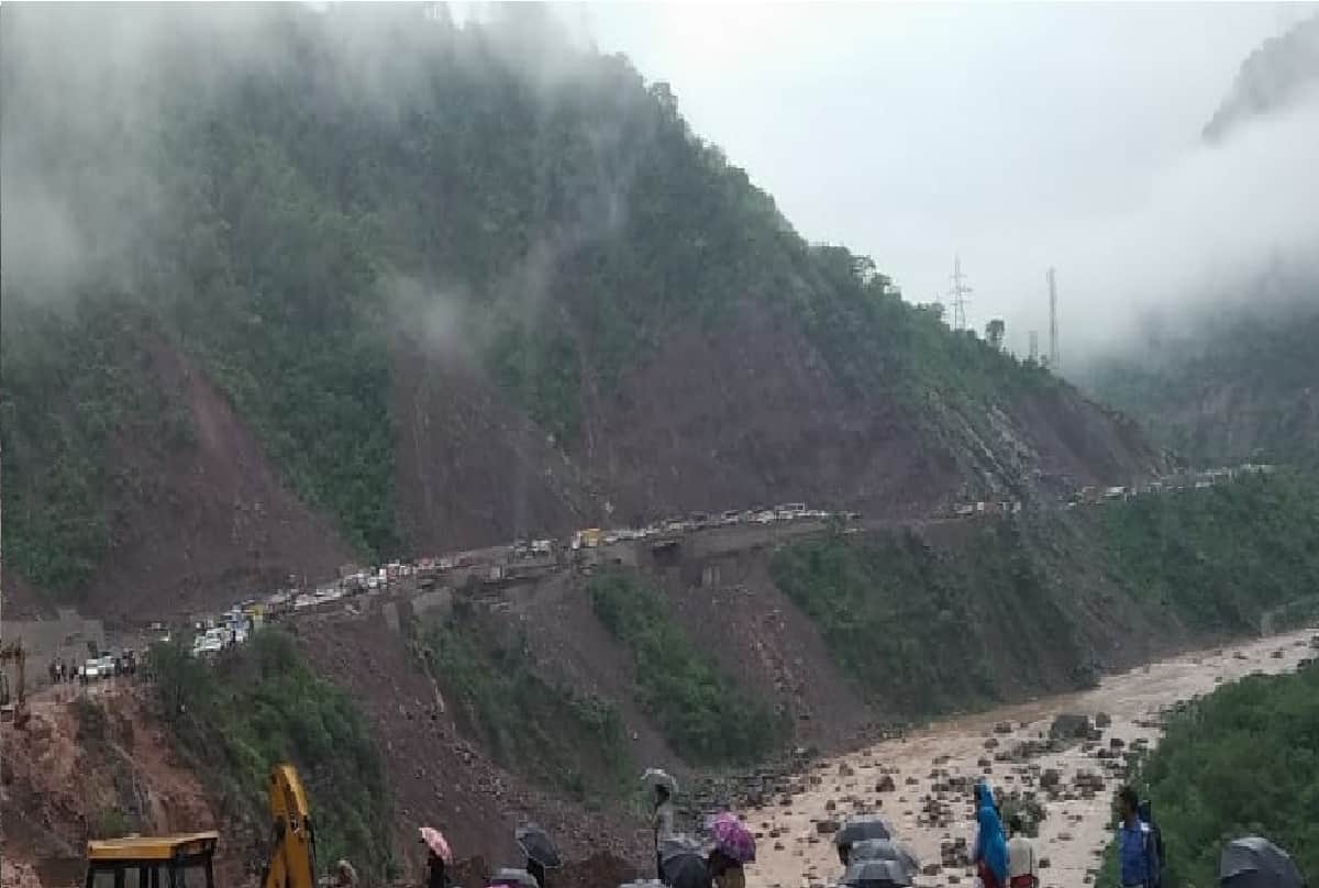 Banihal volunteers as angels for people stranded on Srinagar-Jammu highway