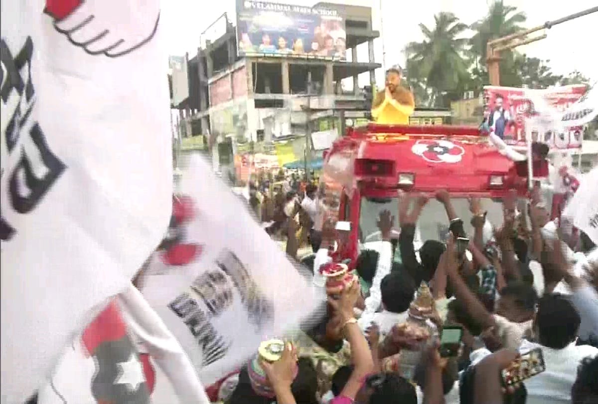 Chief of Makkal Needhi Maiam Kamal Haasan held a roadshow at Porur in Chennai today