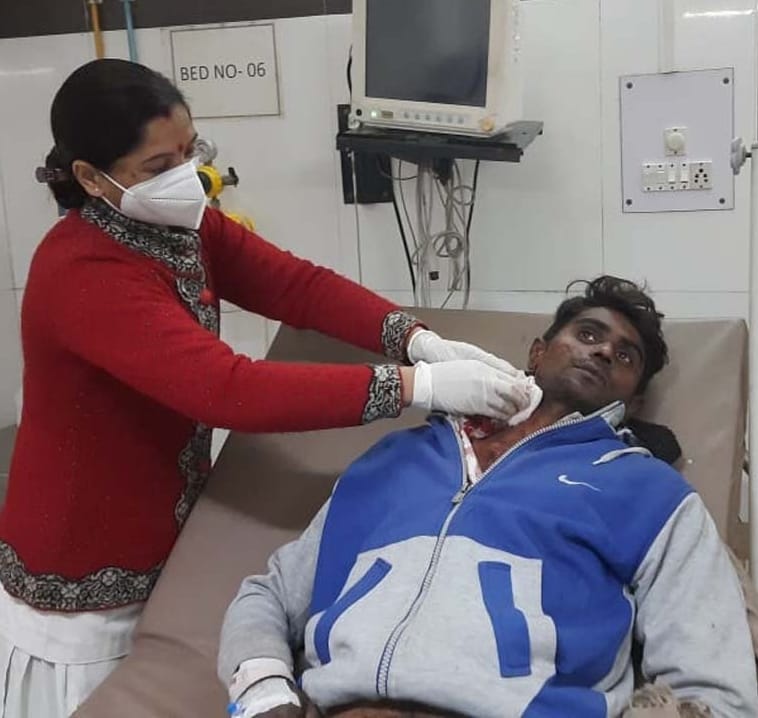 Confronted in roadways bus and truck, three injured