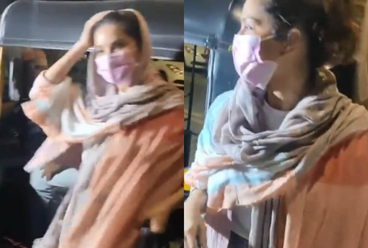 sunny leone gets clicked getting down from auto said this is the best mode for transportation ever
