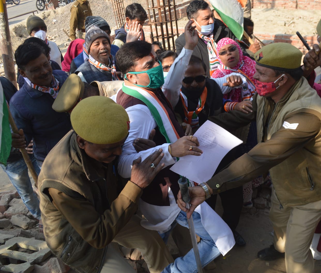 Hathras: Congressmen pushed into the police, picket on the road