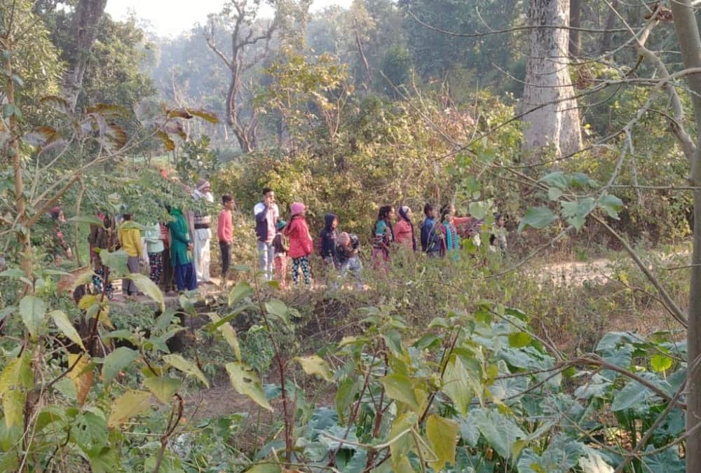 Uttarakhand Latest News: Leopard Stuck in Thorn wire in Tanakpur and public Crowd to see Rescue