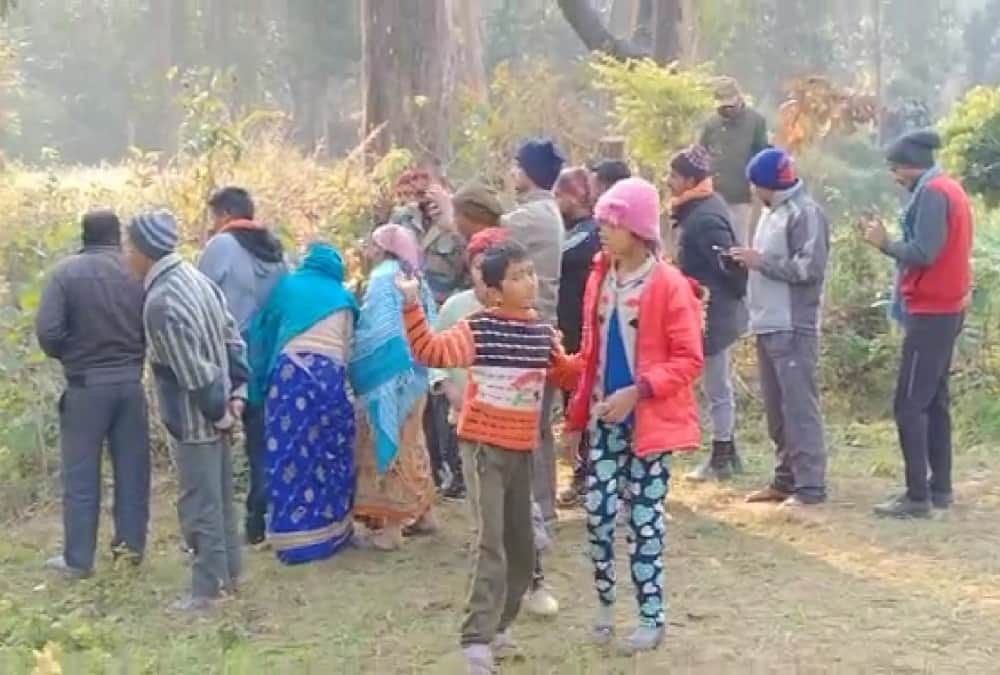 Uttarakhand Latest News: Leopard Stuck in Thorn wire in Tanakpur and public Crowd to see Rescue