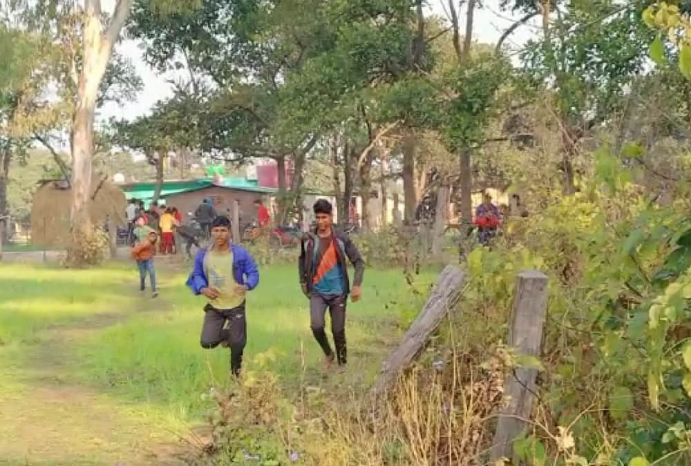Uttarakhand Latest News: Leopard Stuck in Thorn wire in Tanakpur and public Crowd to see Rescue
