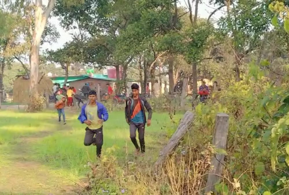 Uttarakhand Latest News: Leopard Stuck in Thorn wire in Tanakpur and public Crowd to see Rescue