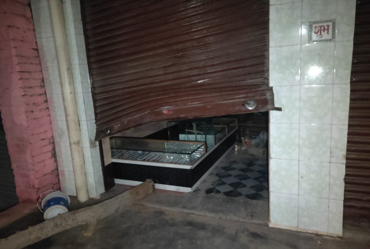 bullion businessman shot injured by miscreants in firozabad