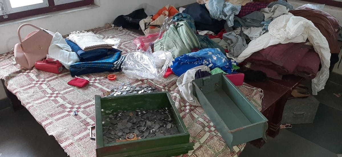 Thieves broke window enter into a house theft lakhs of jewels and cash in Mau