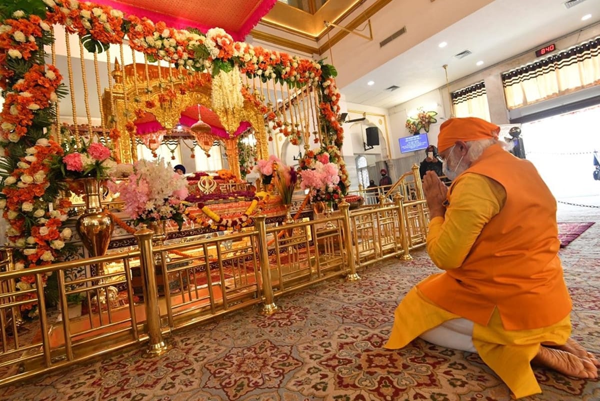 Pm modi news in an unscheduled visit gurudwara rakab ganj sahib aid tributes to guru teg bahadur