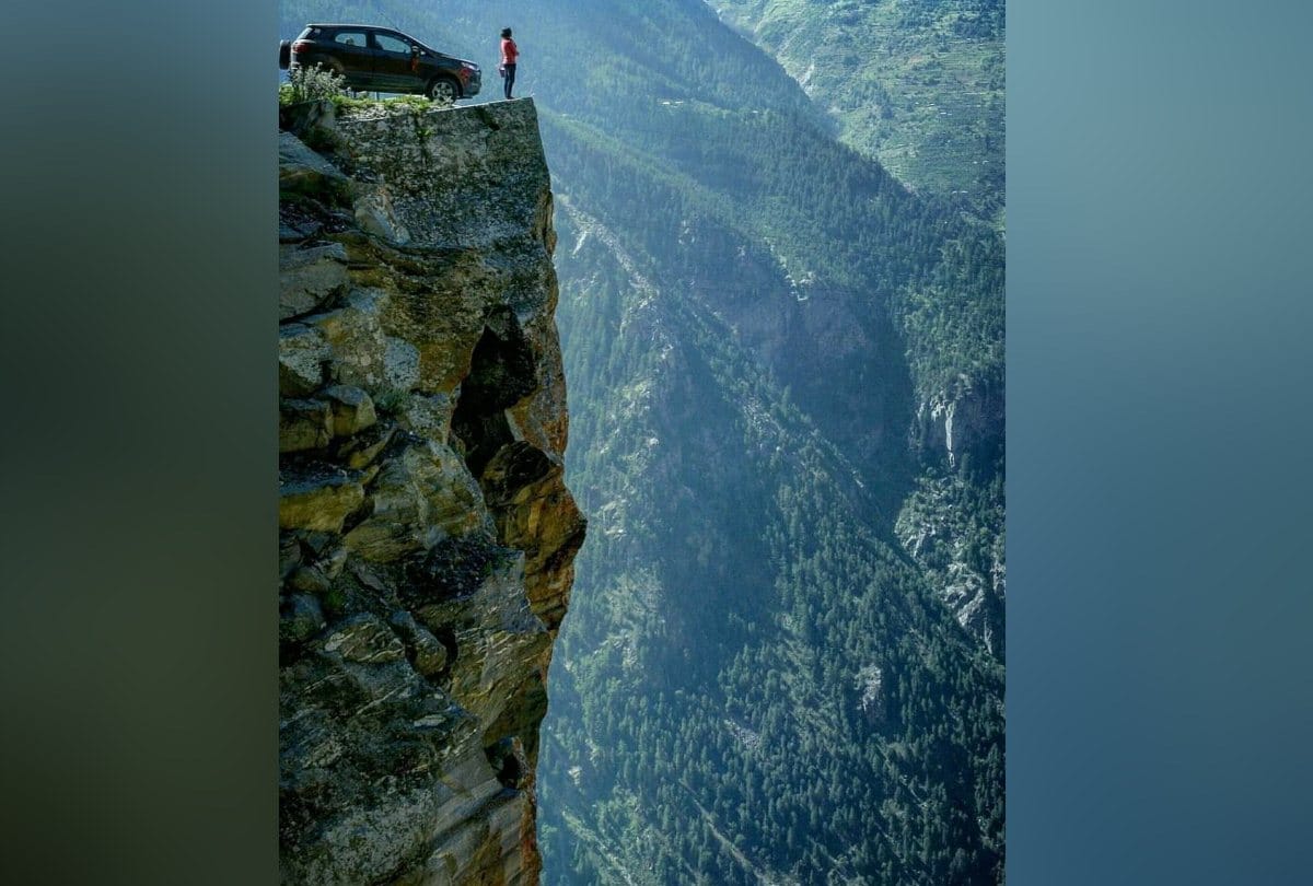 Woman Tourist died by falling from kinnaur suicide point in himachal pradesh