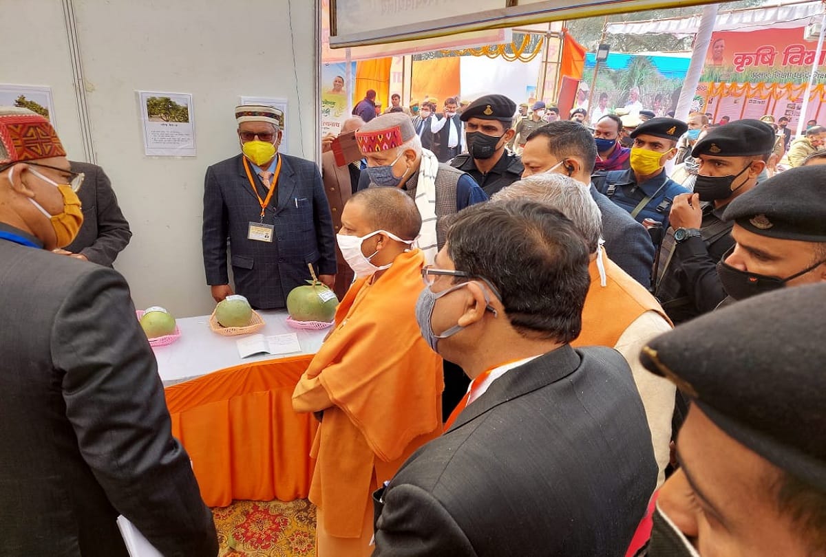 Chief Minister Yogi arrives in Ayodhya, inaugurates Kisan Mela and visits pandals