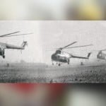 1971 में मेघना नदी को पार करते इंडियन एयरफोर्स के हेलीकॉप्टर।