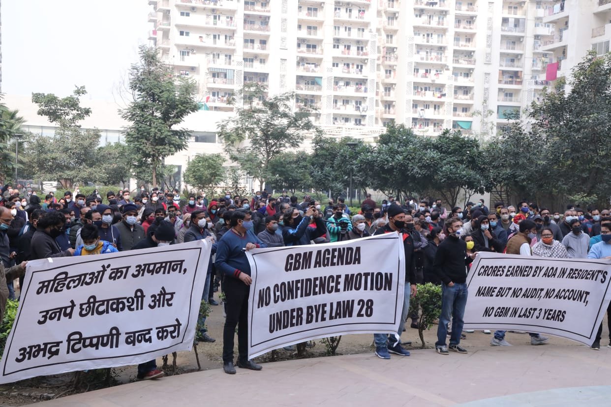 Mahagun Modern Society residents protest against AOA-builder