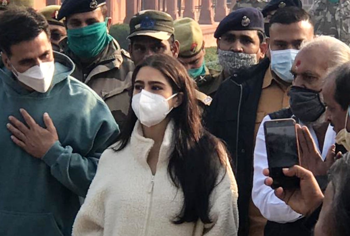 tourists violate covid guidelines to see Akshay Kumar and Sara Ali Khan at Taj Mahal