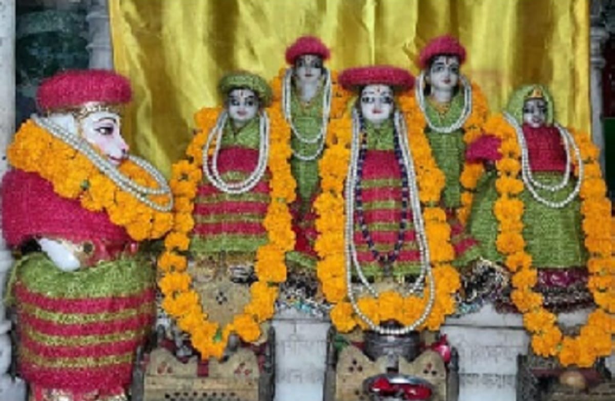 Lord Ganesha dressed quilt in Kashi woolen clothes worn in Ram darbar