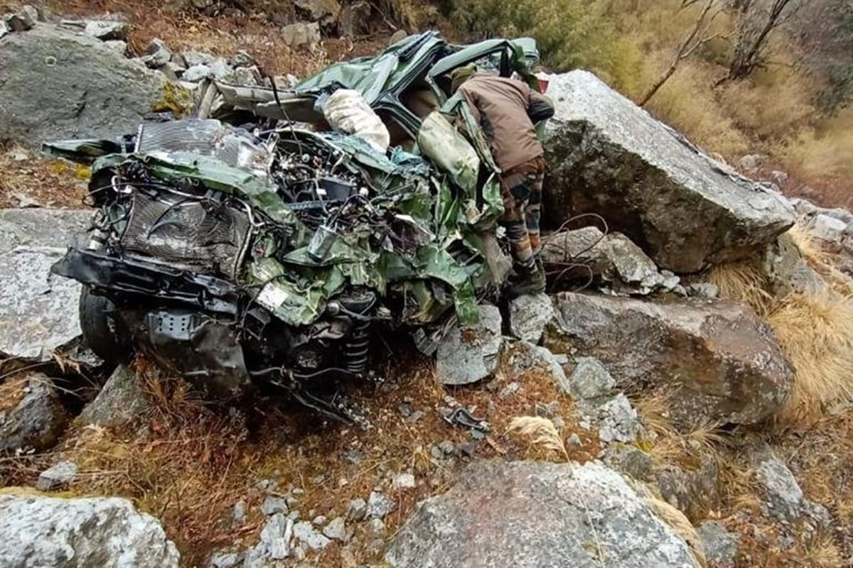 sikkim indian army soldiers along with 13 year old child lost their lives their vehicle fell down from snow laden road