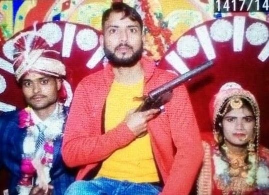 doolha-dulhan ke beech tamancha lekar photo khinchaana pada mahanga