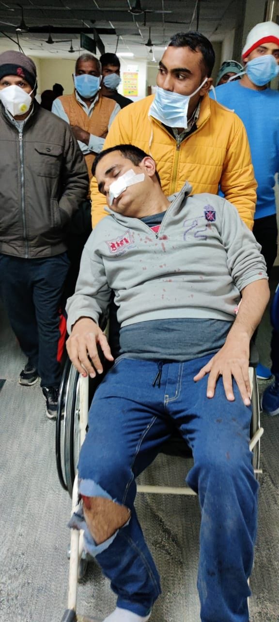 Medical college officer robbed of cash, assault